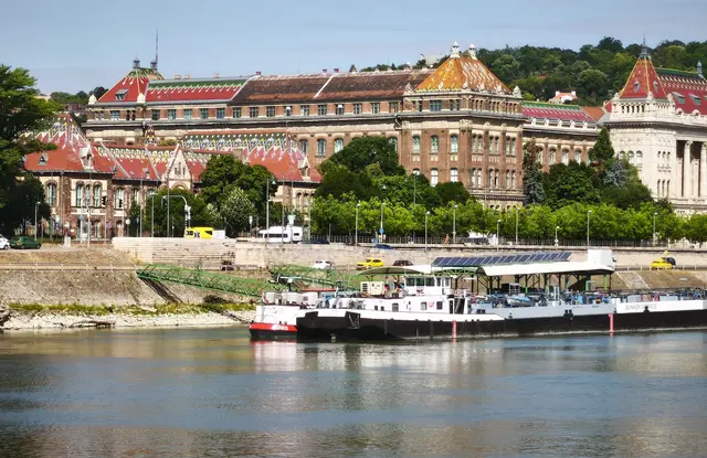 Einfahrt in Budapest: Die bunten Dächer fallen sofort auf. | Foto: Shima Mahi