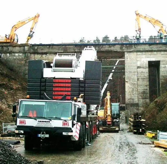 2004 wurde die Durchfahrt der Brücke nach einigen Verkehrsunfällen auf Betreiben des Altbrürgermeisters Hartl durch die Bundesbahn erweitert