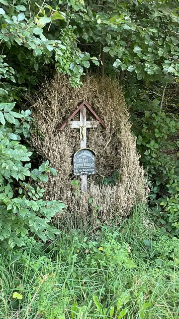 Ein kurzes Gebet für Hanni, die 1942 bei Vachendorf auf den Schienen durch ein Unglück ums Leben kam, als sie die Lichter der Signale anzündete :-( 