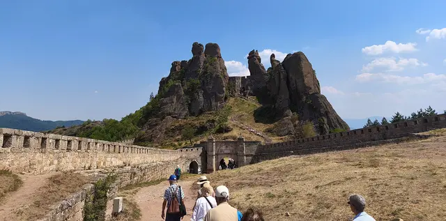 Belogradschik ist bekannt für diese bemerkenswerten Felsformationen. Hier befinden sich auch Reste der byzantinischen Festung Kaleto. | Foto: Shima Mahi