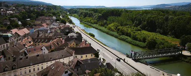 Blick vom Stift auf den Ort und einen Nebenarm der Donau | Foto: Shima Mahi