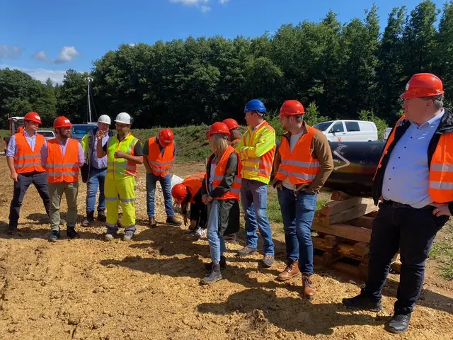 Vertreter der Mittelstandsunion Dillingen, der IHK sowie regionale Unternehmer informierten sich bei Glött über den Bau der Gasleitung „Augusta“ | Foto: Johannes Wunderle