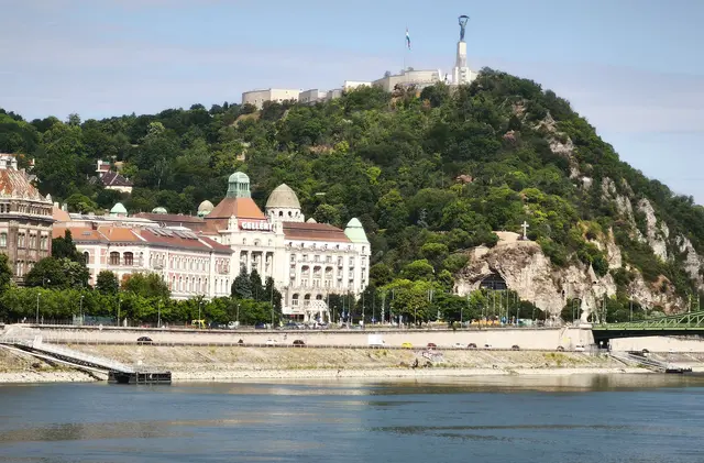 Budapest: Gellertberg mit Freiheitsstatue und Zitadelle, unterhalb eine Felsenkirche und links daneben Hotel Gellert und Gellert-Bad | Foto: Shima Mahi