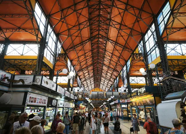 In der berühmten Markthalle; das schöne Gebäude konnte ich leider wegen der vielen Menschen davor nicht fotografieren | Foto: Shima Mahi
