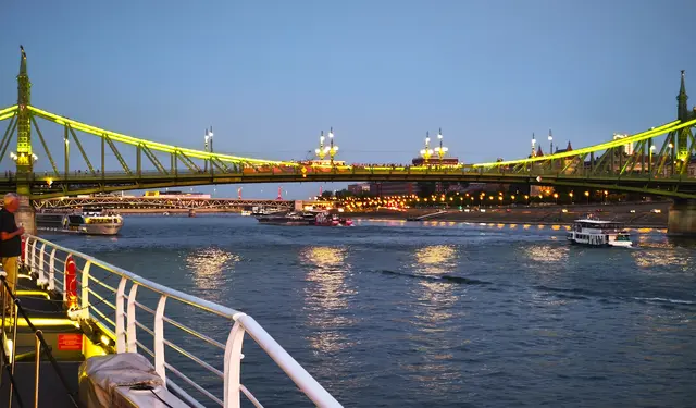 Lichterglanz über der Stadt, im Vordergrund die Franz-Joseph-Brücke | Foto: Shima Mahi