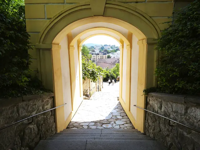 Hier geht es hinunter in den Ort. | Foto: Shima Mahi