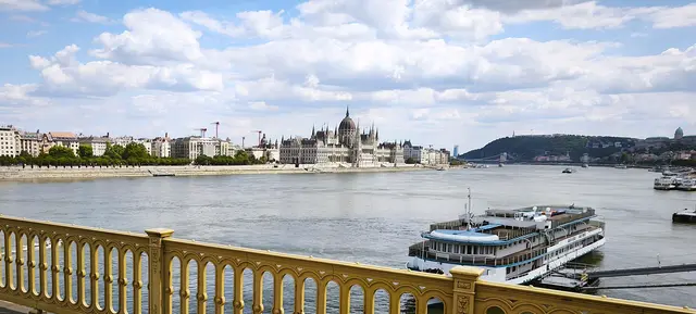 Blick auf das schöne Parlamentsgebäude | Foto: Shima Mahi