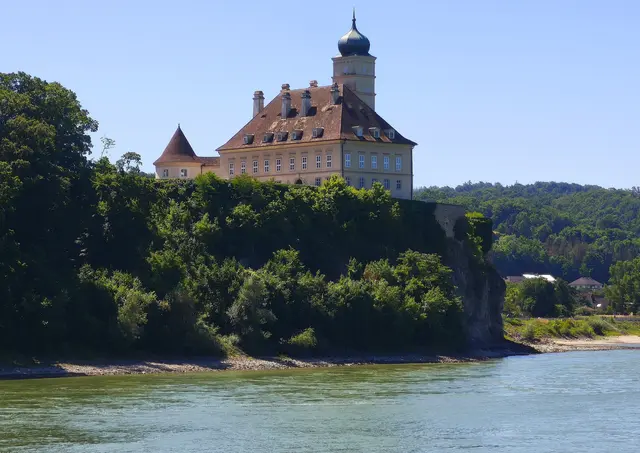 Auf dem Weg nach Melk passieren wir dieses imposante Bauwerk. | Foto: Shima Mahi