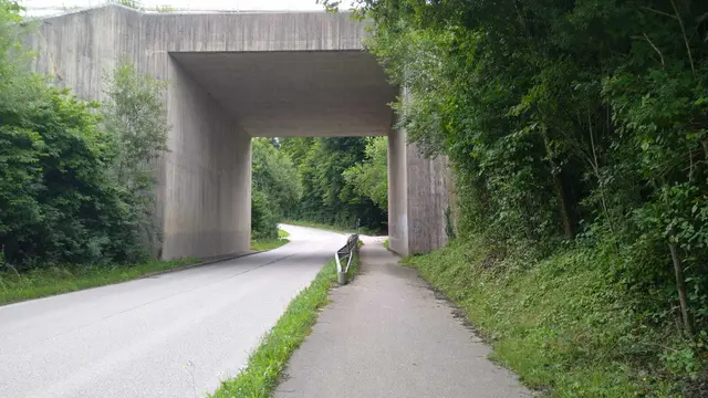 Fußgänger und Radler sind durch eine stabile Leitplanke geschützt