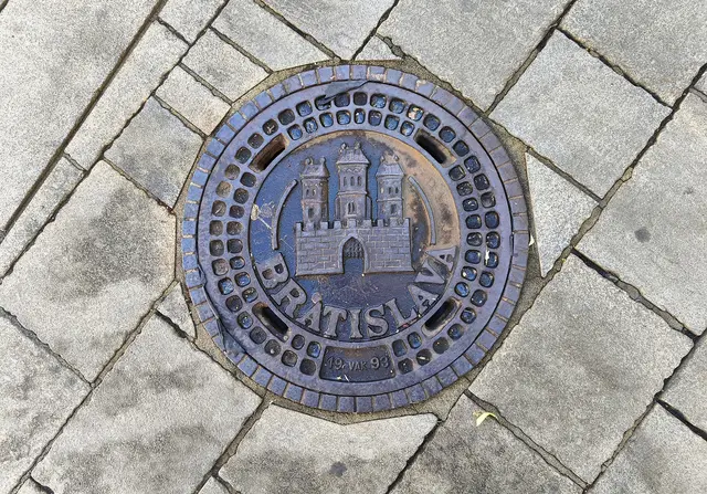 Auch hier gibt es einen attraktiven Kanaldeckel. | Foto: Shima Mahi