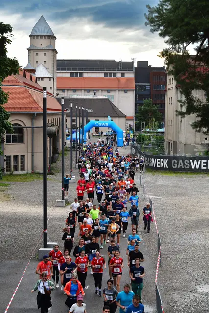 Beim ausgebuchten zweiten swa Spendenlauf auf dem historischen Gaswerk haben 310 Läuferinnen und Läufer 9.512 Euro für über 30 Einsätze der KlinikClowns gesammelt. | Foto: swa / Thomas Hosemann