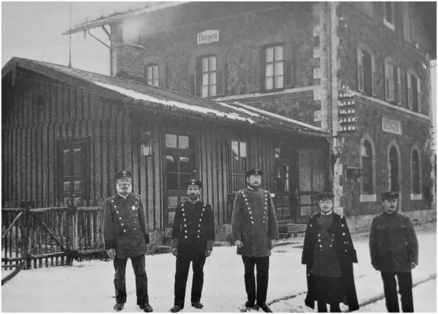 Der Bahnhof in Bergen-Bernhaupten mit Blick auf den Hochfelln wurde 1902 in Betrieb genommen

Quelle: Historischer Chiemgau (Facebook) 