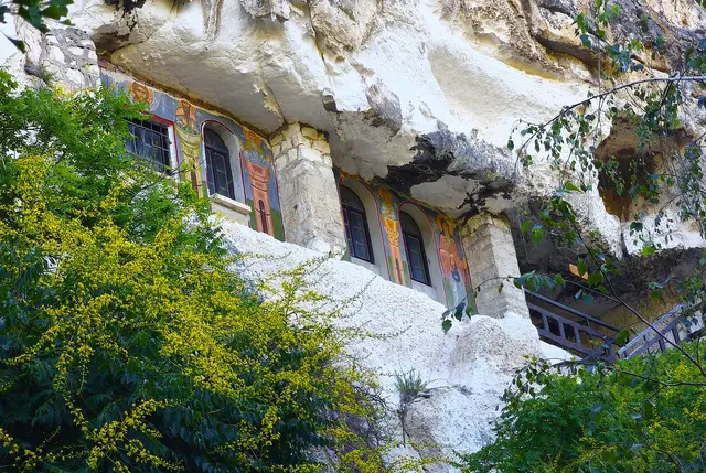 Hoch oben in den Felsen befinden sich die Unterkünfte für die Mönche. | Foto: Shima Mahi