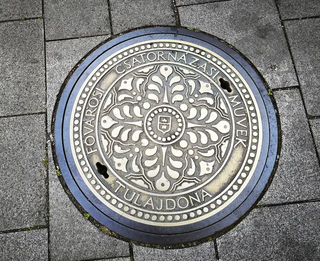 Kanaldeckel Nr. 2 | Foto: Shima Mahi
