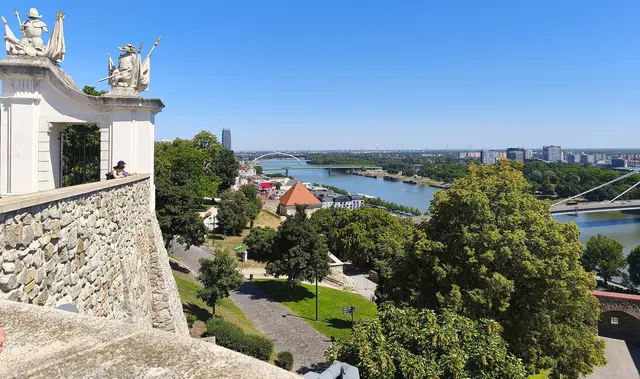 Tolle Aussicht von der Burg auf Bratislava und Donau | Foto: Shima Mahi