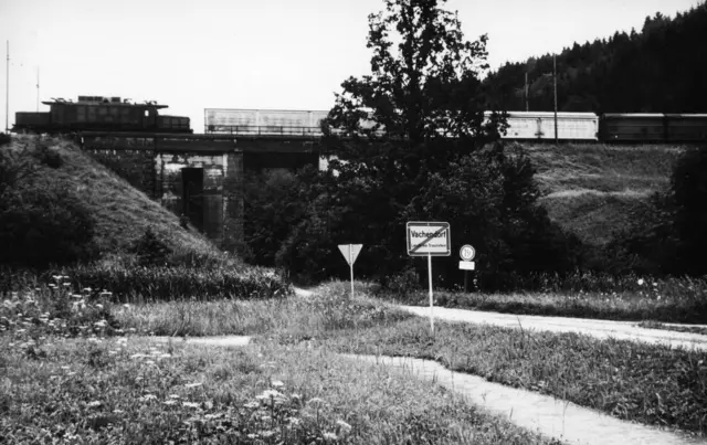 Die Eisenbahnbrücke 1974

Quelle: Topothek Vachendorf
