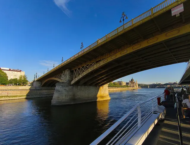 Wir verlassen Budapest und fahren unter dieser schönen Brücke her. | Foto: Shima Mahi