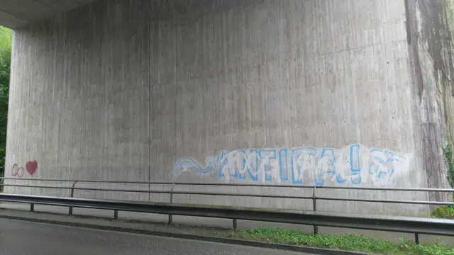Und natürlich haben sich auch gleich wieder irgendwelche Schmieranten an der neuen Brücke verewigen müssen. Die alte Brücke war über 140 Jahre unbeschmiert...