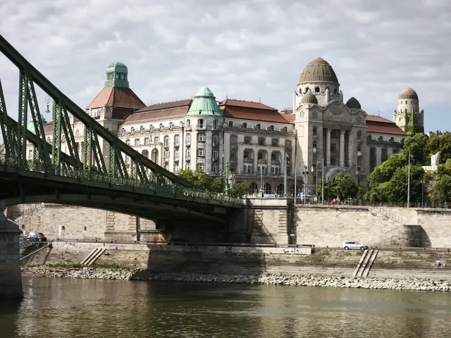 Einer von vielen Palästen in Budapest | Foto: Shima Mahi
