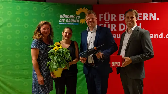 Die Bohrmaschine, „um manch dicke Bretter zu bohren“ und Glückwünsche zum fulminanten Wahlergebnis überbrachten die Grünen-Kreissprecherin Juliane Vinzelberg, Ortssprecherin Theresa Probst (v. l.) und SPD-Kreisvorsitzender und Bruder Fabian Wamser (r.)  | Foto: Enzo Hirsch