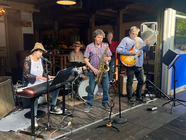 Livemusik mit internationalen Hits.