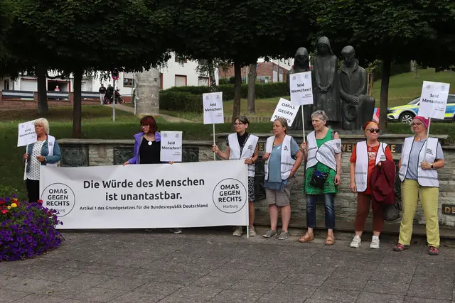 Demonstration gegen Abschiebung im Rathauspark von Stadtallendorf