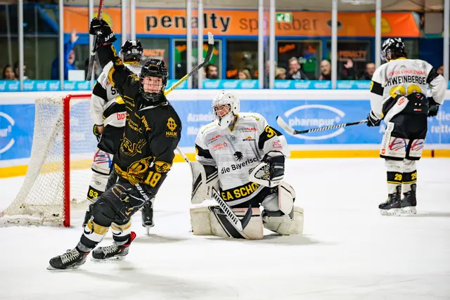 Letztes Jahr konnte Marco Riedl (in schwarz) schon seine Scorerqualitäten unter Beweis stellen.
 | Foto: Dietmar Ziegler