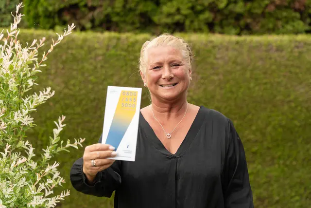 Anette Zoller leistet ehrenamtlich seelische Akuthilfe. Menschen, die Unterstützung in psychischen Krisen brauchen, empfiehlt sie den Krisendienst Schwaben und die kostenlose Telefonnummer 0800 / 655 3000. | Foto: Elisabeth Koislmeyer