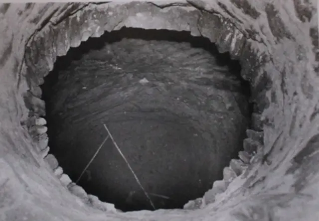 Blick in die Zisterne der Burg Hatzfeld im Jahr 1989