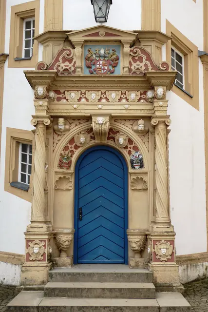 Das Portal am linken Treppenturm.