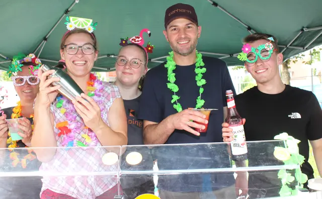 Gerührt oder geschüttelt? Erfrischend fruchtige Getränke  waren beim Sommerfest ein richtiger Renner.  | Foto: Peter Heider