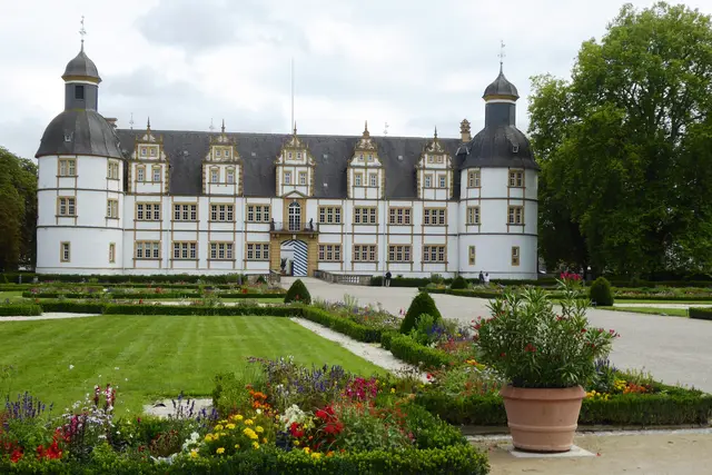 Blick aus dem Barockgarten auf das Schloss Neuhaus.