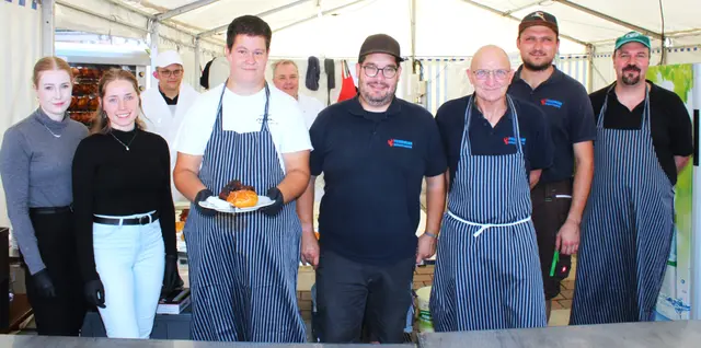 Die Freiwillige Feuerwehr Herbertshofen sorgte auch heuer wie schon bei den letzten Sommerfesten mit knusprigen Hähnchen für Gaumenfreuden bei den Gästen. | Foto: Peter Heider