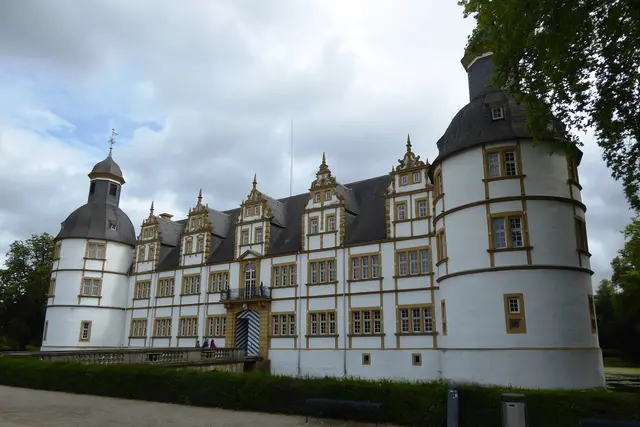 Blick auf das Schloss von hinten aus dem Barockgarten.