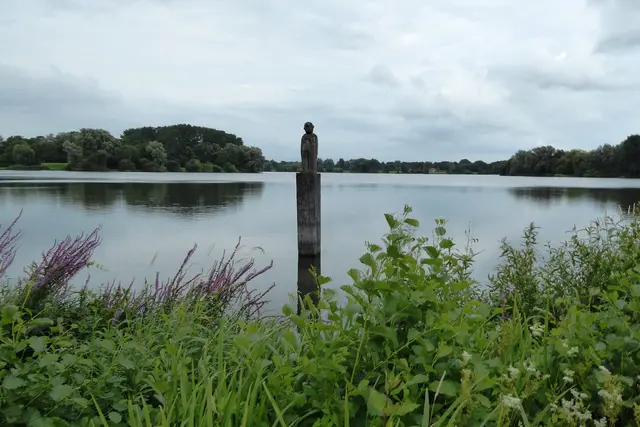Der Seemann, eine Holzfigur mit markanter Knollennase des Künstlers Jonas Kötz, steht im Vörder See.