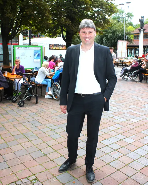 Bürgermeister Michael Higl eröffnete nach den angekündigten und doch nicht eingetroffenen Wetterkapriolen das Sommerfest im Zentrum der Marktgemeinde. | Foto: Peter Heider