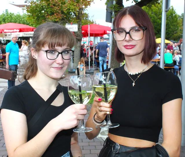 Zwei junge Sommerfestbesucherinnen ließen sich ihren gekühlten Dring bester Feierlaune schmecken. | Foto: Peter Heider