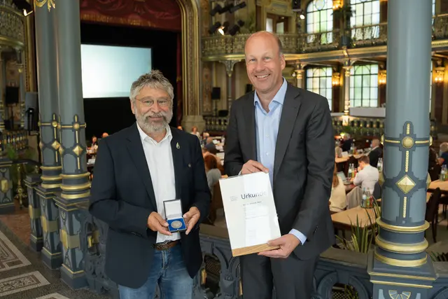 Für sein langjähriges wissenschaftliches und umweltpolitisches Schaffen erhielt Dr. Ulrich Mäck am gestrigen Donnerstag die Sieben-Schwaben-Medaille des Bezirks Schwaben. | Foto: Daniel Beiter