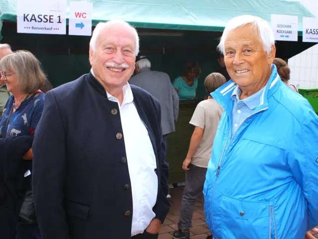 Altbürgermeister Alfred Sartor (rechts) und der ehemalige meitinger Realschulrektor Hans Peter Scholze (links) gesellten sich auch unter die Gäste auf dem Meitinger rathaus- und Marktplatz.  | Foto: Peter Heider