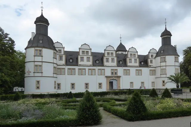 Am Hauptzugang zum Schloss Neuhaus.