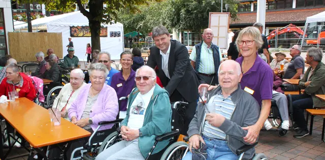 Die Seniorinnen und Senioren der Pflegeeinrichtung Haus St. Martha  freuten sich über die erneute, mittlerweile traditionelle Einladung der Langenreichner Feuerwehr zum Besuch des Sommerfestes. | Foto: Peter Heider