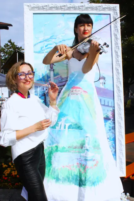 Der musikalische Kunstaktakt von Luba Holland und Mariana Balarra vor einem übergroßen Rathausgemälde wurde von Festbesucher mit großem Interesse bestaunt und auch bewundert.  | Foto: Peter Heider