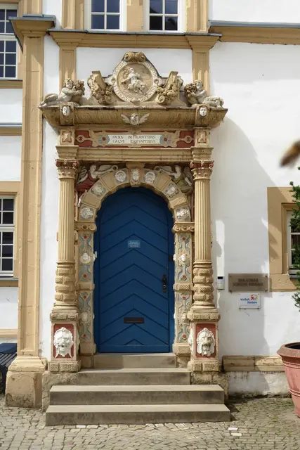 Das Portal am rechten Treppenturm.
