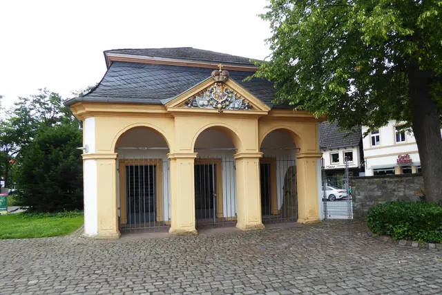 Die 1733 errichtete Schlosswache.