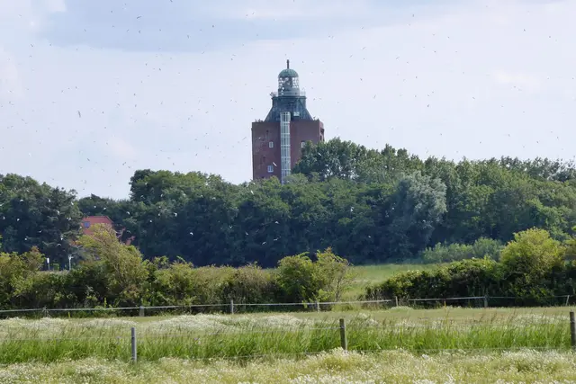 Blick auf den Leuchtturm von Neuwerk, der 1310 als Wehrturm erstellt wurde und als Schutz der Elbmündung vor Seeräubern diente. 