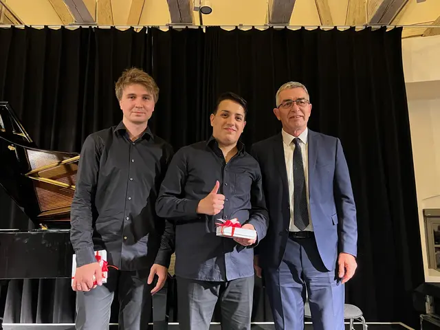 Die Musiker Evgeny Konnov und Sandro Roy (von links) mit dem 1. Vorsitzenden des Freundeskreises Heinz Oswald | Foto: Sabine Roth