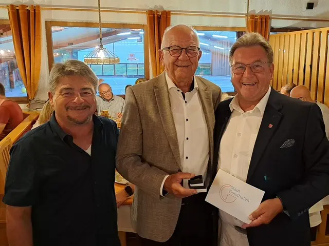Reinhold Dempf, Zweiter Bürgermeister, überreicht Günter Maurer, Ehrenpräsident TC Rot-Weiß Gersthofen e.V., die Bürgermedaille der Stadt Gersthofen in Silber. Links: Günter Pfiffer, Präsident TC Rot-Weiß Gersthofen e.V. | Foto: TC Rot-Weiß Gersthofen e.V.