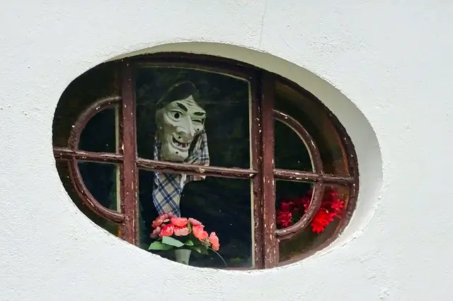 eine Hexe schaut seit Jahren aus dem Radfenster auf die Straße Rolandseck in Altenbrak