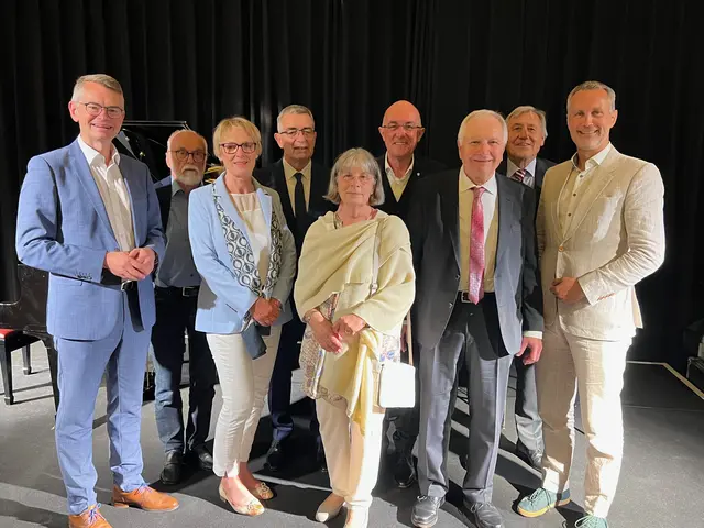 Der Freundeskreis Friedberger Musiksommer feiert 20-jähriges Jubiläum: (von links) Landtagsabgeordneter Peter Tomaschko, Horst Losleben, Margit Lucchesi, Heinz Oswald, Christine Guggemos, Landrat Dr. Klaus Metzger, Wilfried Höfl, Herbert Maier und Bürgermeister Roland Eichmann. | Foto: Sabine Roth
