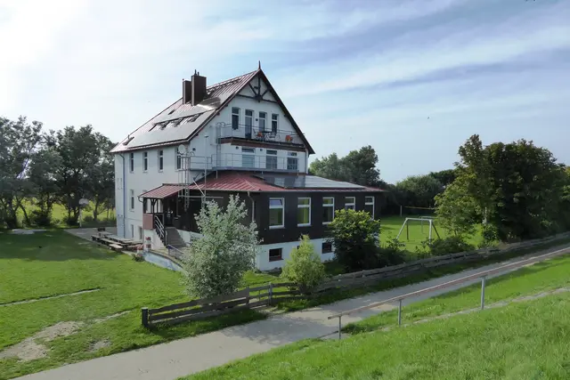 Nach dem Tod seiner Frau hilft Nick Tschiller (Til Schweiger) auf der Insel Neuwerk in diesem Haus der Erzieherin Patti Schmidt (Laura Tonke) bei der Betreuung von schwer erziehbaren Jugendlichen. "Tschill Out" ist ein Fernsehfilm aus der Kriminalreihe Tatort. Der Film wurde vom 19. März 2019 bis 25. April 2019 in Hamburg und auf Neuwerk gedreht.